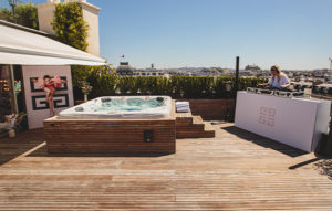 Scénographie avec jacuzzi sur un rooftop parisien