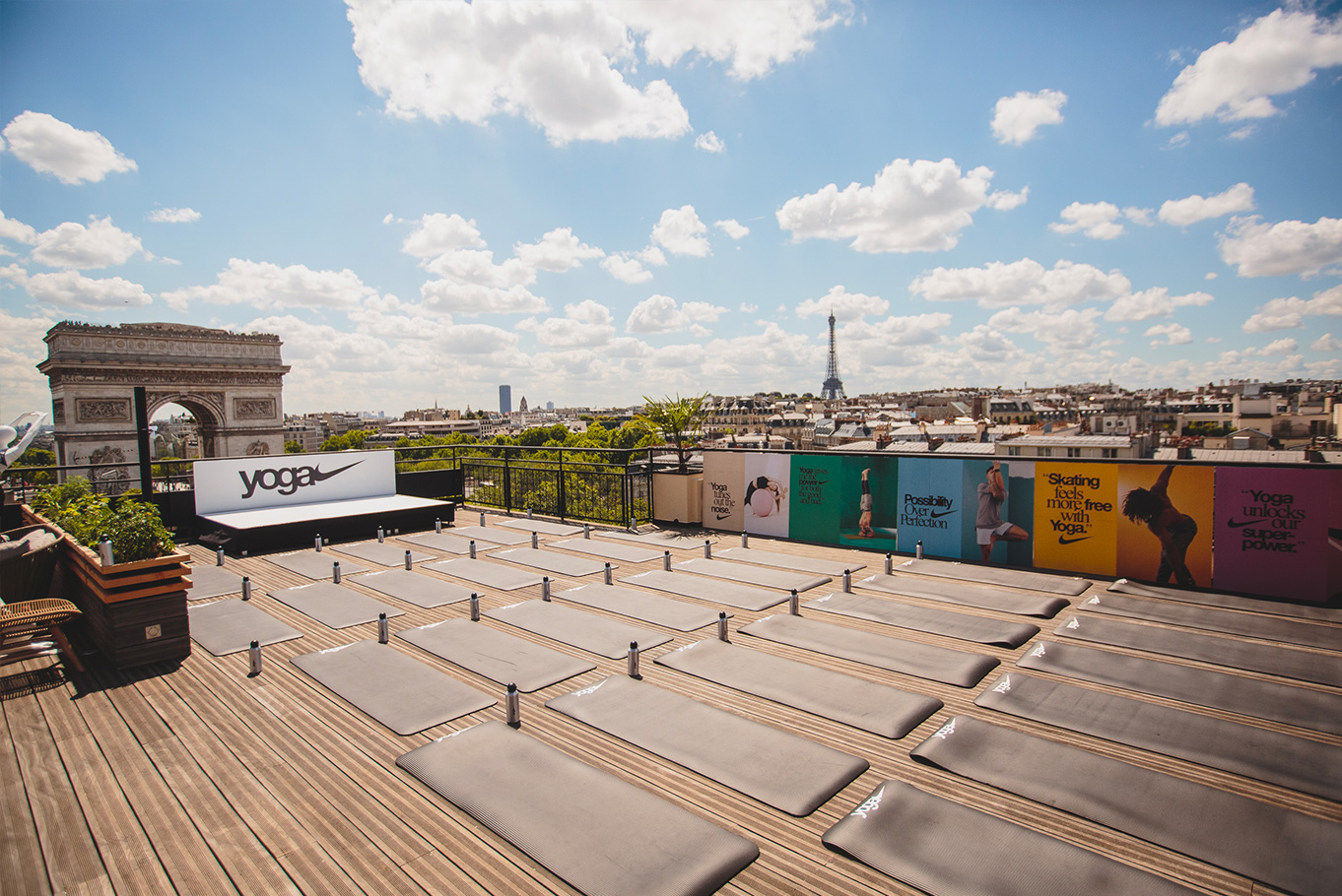 Séance de yoga sur un rooftop