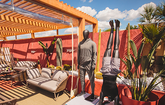 Scénographie yoga sur un rooftop