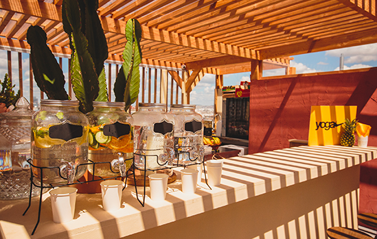 Séance de yoga sur un rooftop