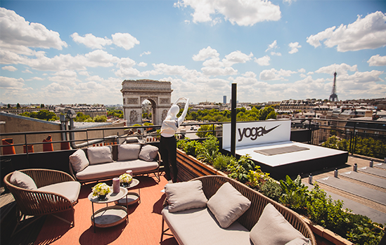 Séance de yoga sur un rooftop