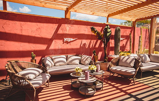 Séance de yoga sur un rooftop