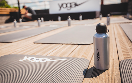 Scénographie de yoga sur un rooftop