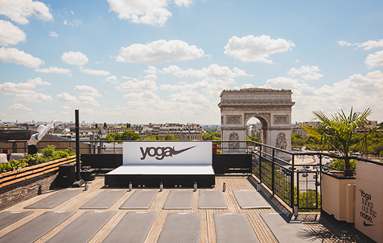 Séance de yoga sur un rooftop