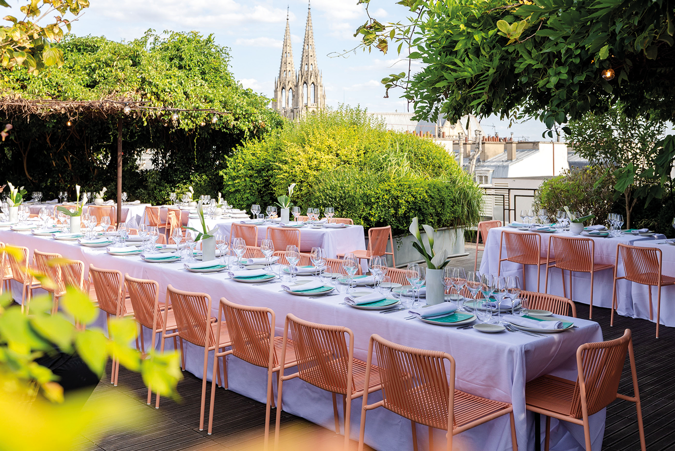 Dîner assis sur un rooftop