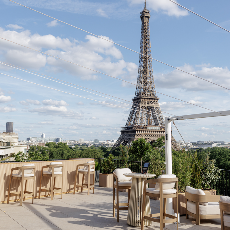 ide event sur un rooftop à Paris avec la tour Eiffel en face pour Proof of Talk