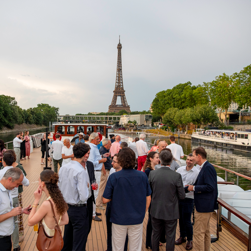 Soirée d'entreprise sur un bateau à Paris avec la tour Eiffel en toile de fond