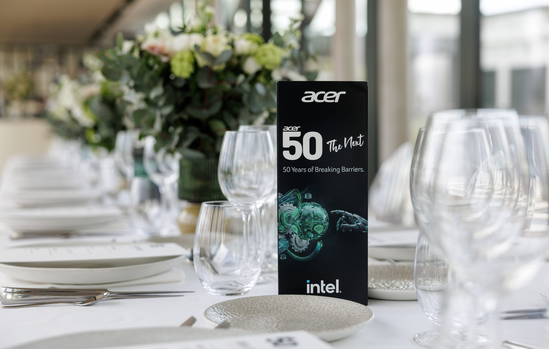 Signalétique Acer 50 ans et Intel sur la table du dîner