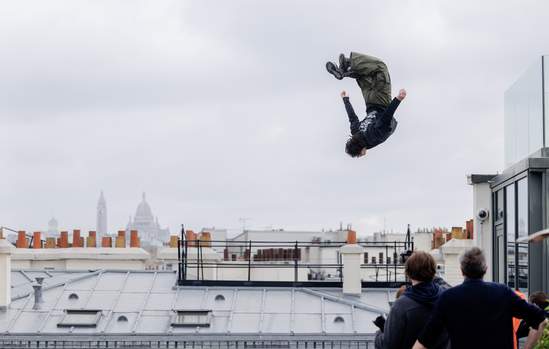 Salto de Nathanaël Trier sur le rooftop lors du lancement Canon à Paris