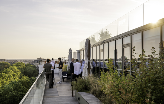 Soirée sur la terrasse du rooftop au coucher du soleil