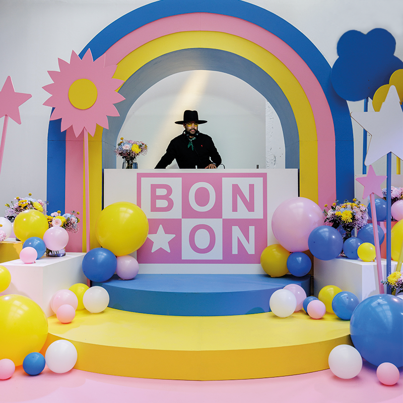 Anniversaire de marque au Palais de Tokyo : scène arc-en-ciel des 25 ans de Bonton