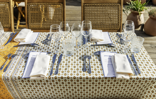 Art de la table du dîner sur le rooftop