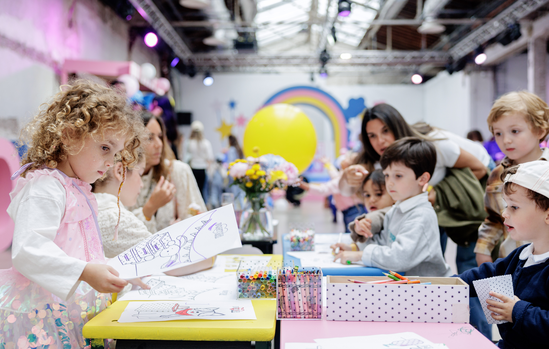 Atelier dessin pour enfants sous la verrière du Palais de Tokyo