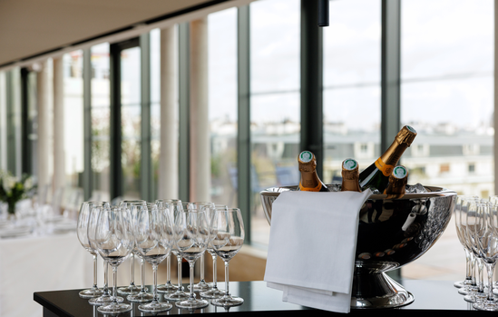 Bar et service du champagne lors du dîner d'entreprise