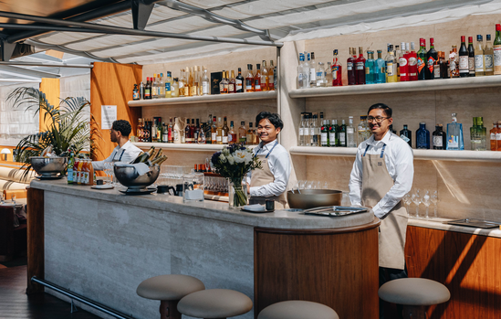 Bar de la Barge Eiffel et barmen prêts pour le cocktail