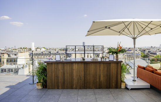 Bar à cocktails dressé sur le Rooftop Saint-Honoré