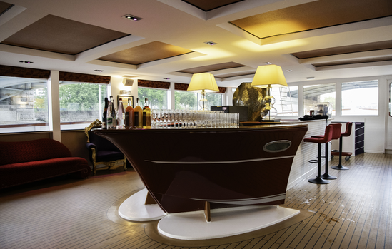 Bar intérieur du Bateau Grenelle avant l'arrivée des invités
