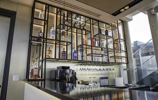 Bar du Rooftop Courcelles prêt pour le cocktail d'entreprise