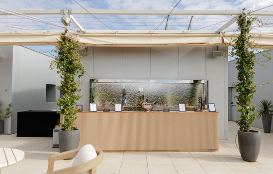 Bar dressé sous la pergola du Rooftop Trocadéro