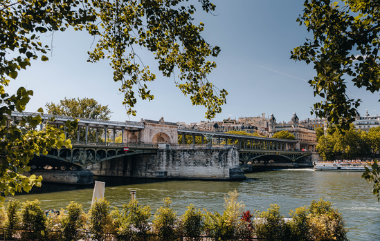 Vue sur la Seine et le pont de Bir-Hakeim depuis les quais