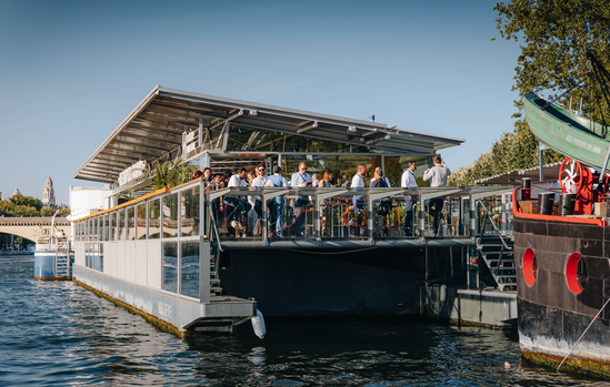 Barge Eiffel vue depuis la Seine pendant l'événement d'entreprise