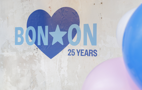 Cœur Bonton 25 years peint sur le mur du Palais de Tokyo