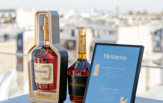 Bouteilles Hennessy et carte des cocktails sur le rooftop
