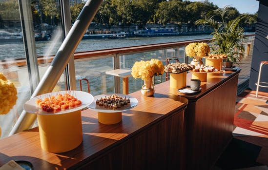 Buffet de canapés dressé face à la Seine sur la Barge Eiffel