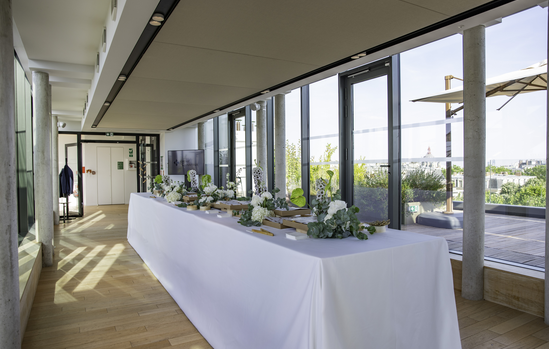 Buffet du cocktail d'entreprise dressé face à la terrasse
