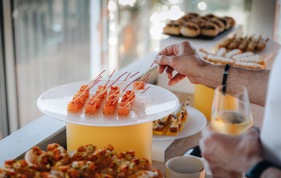 Canapés servis pendant le cocktail sur la barge