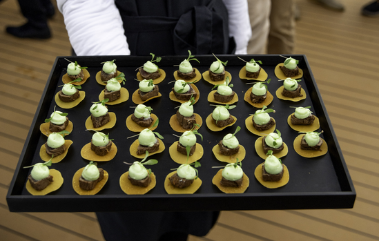 Canapés servis au plateau par l'équipe JOUR & NUIT à bord du bateau