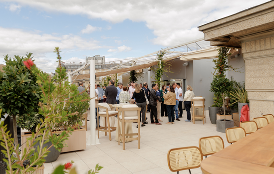 Cocktail déjeunatoire sur le rooftop à Paris