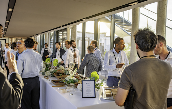 Invités autour du buffet du cocktail Kepler Cheuvreux
