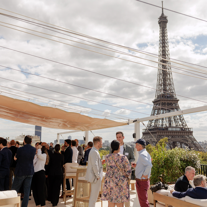 Cocktail d'entreprise sur un rooftop face à la tour Eiffel à Paris