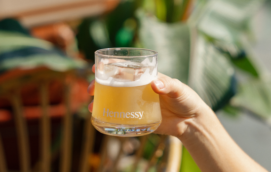 Cocktail Hennessy servi sur le rooftop à Paris