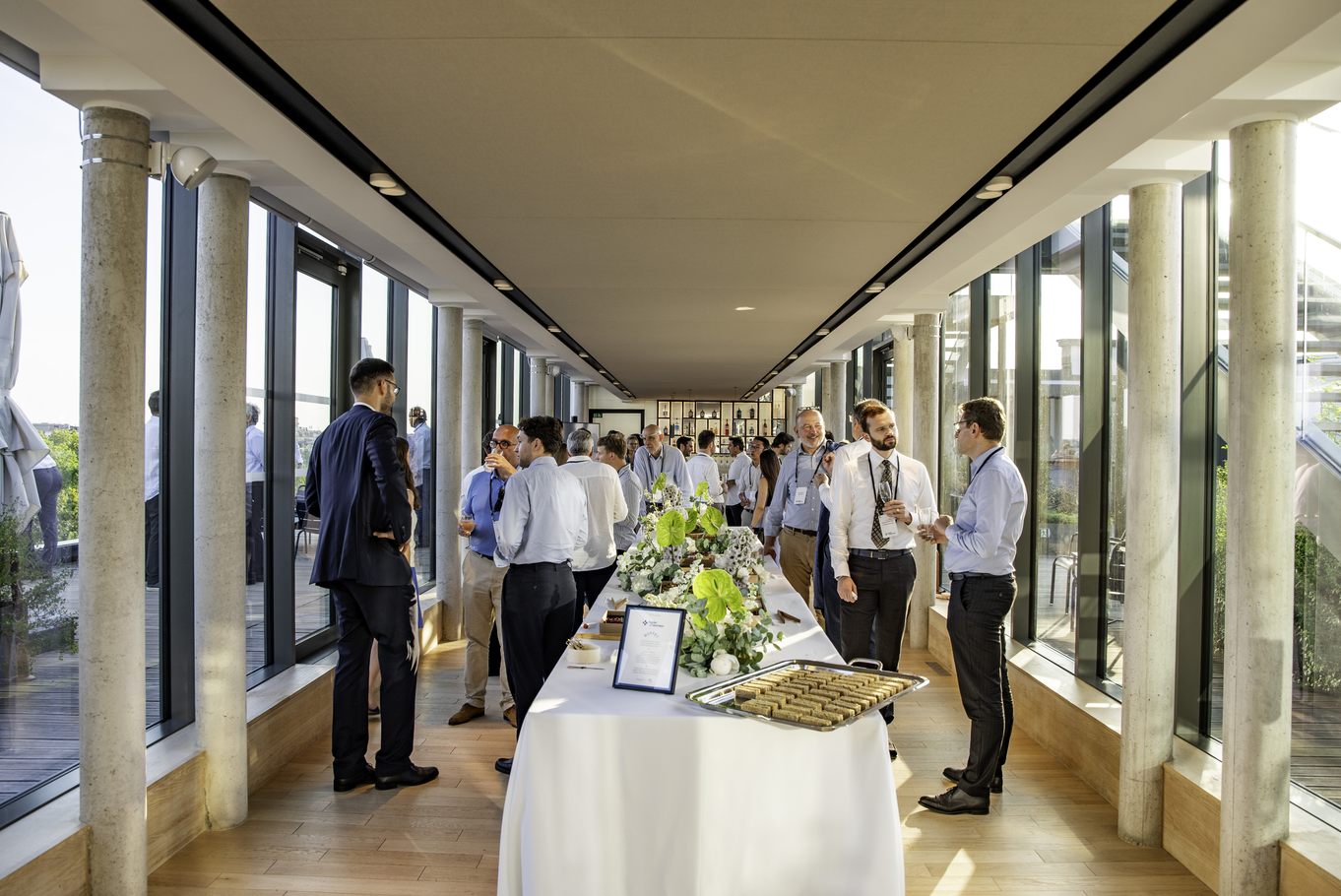 Cocktail Kepler Cheuvreux dans l'espace intérieur du Rooftop Courcelles