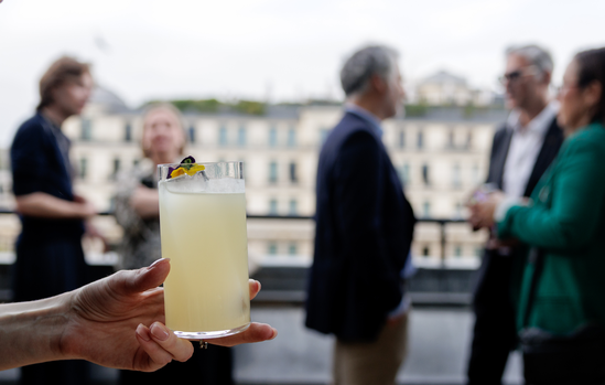 Cocktail servi pendant la soirée de lancement de marque à Paris