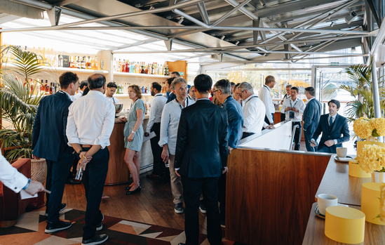 Cocktail de networking au bar de la Barge Eiffel