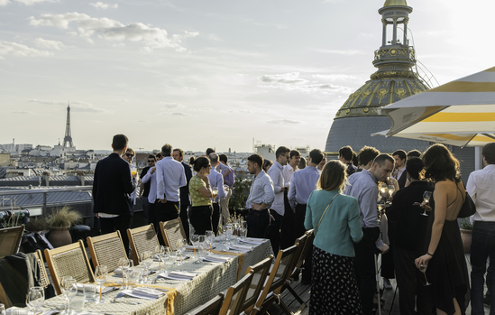 Cocktail sur le rooftop au coucher du soleil