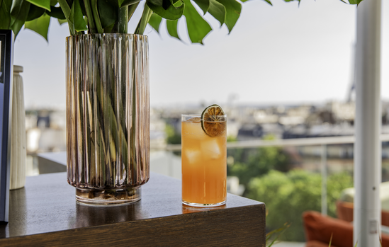 Cocktail signature servi pendant l'afterwork sur le rooftop