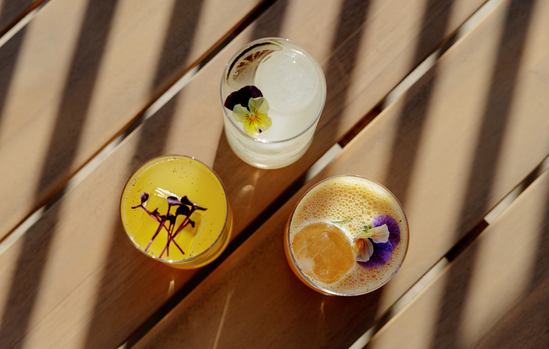 Cocktails colorés servis pendant l'événement crypto à Paris