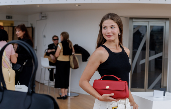 Mannequin présentant un sac de la collection Aureus