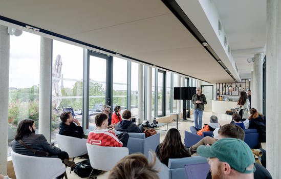 Conférence de presse Canon dans la salle vitrée du Rooftop Courcelles