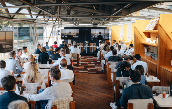 Invités assistant à la conférence One Univers Paris 2026 sur la Barge Eiffel