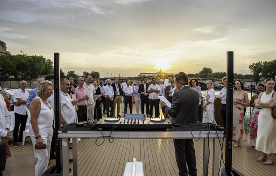 Invités réunis sur le pont au coucher du soleil sur la Seine