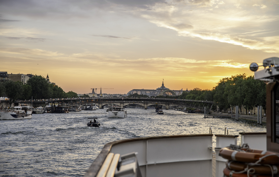 Croisière sur la Seine au coucher du soleil avec le Grand Palais au loin