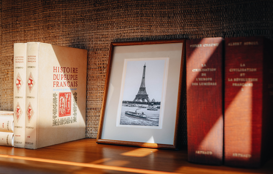 Décoration de la Barge Eiffel avec livres anciens et photo de la tour Eiffel