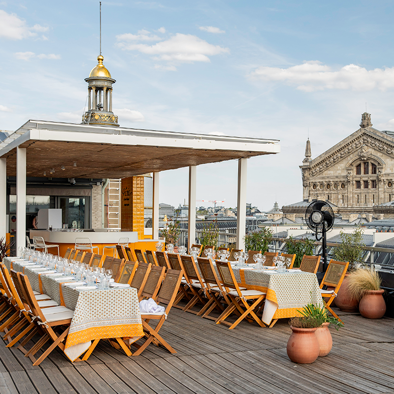 Dîner d'entreprise sur un rooftop à Paris face à l'Opéra Garnier
