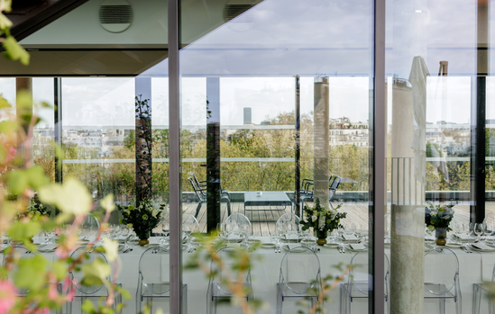 Salle vitrée du rooftop et vue sur les toits de Paris