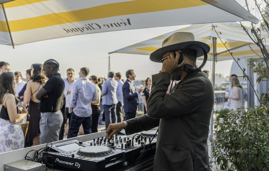 DJ animant le dîner d'entreprise sur le rooftop